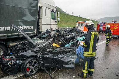 A8 / Gruibingen: Schwerer Verkehrsunfall zwischen LKW und PKW